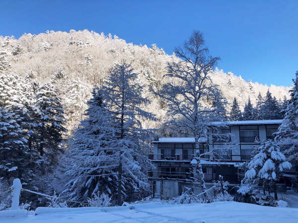 *【外観】近景（冬）