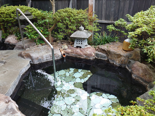 【離れ】日本庭園に囲まれた客室露天風呂