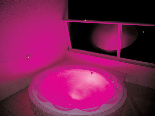 【貸切風呂一例】洋風露天風呂。水中照明が幻想的なお風呂です♪