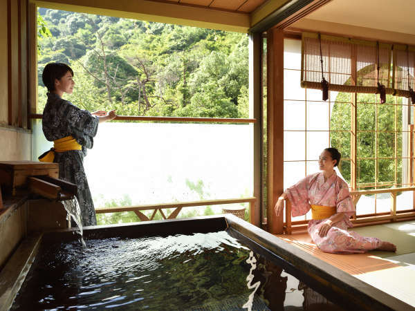 【露天風呂付客室-和洋室】四季折々の美しい自然のパノラマを臨みながらご入浴いただけます。
