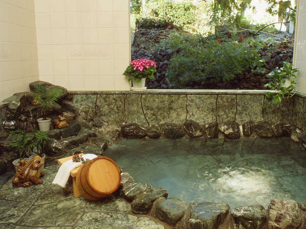 *伊豆高原温泉の岩風呂でゆったり♪２４時間入浴可能です