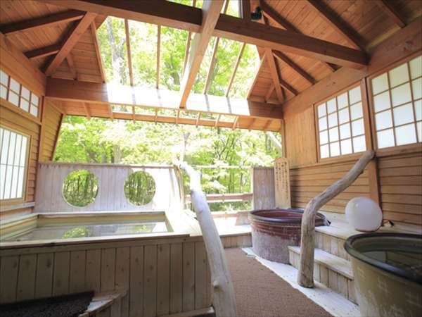 【夏の露天風呂】大浴場にある露天風呂には天井がくぐり抜かれ空を眺めながら入浴できる寝湯もあります