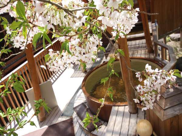 【大浴場】数種類の湯舟が楽しめる温泉。GW前後は桜を見ながらの花見露天風呂が楽しめるかもしれませんよ！