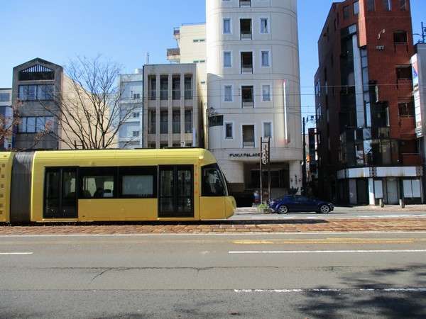 福井パレスイン前の路面電車通り