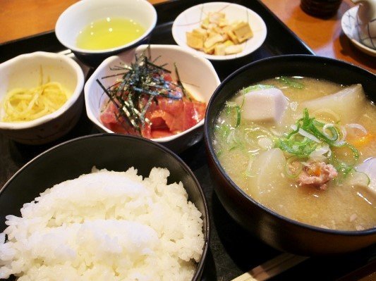 【手づくりスタミナ朝食】お代わり自由あつあつ豚汁　炊き立てどんぶりご飯　サラダ　パン食もあり　珈琲