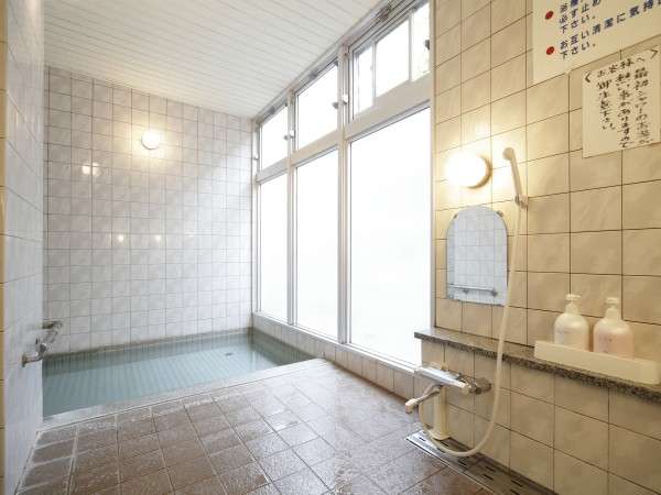 大浴場は泥炭素風呂。短時間で身体の芯まで温まり、全身の細胞を活性化して免疫力を高めるといわれます