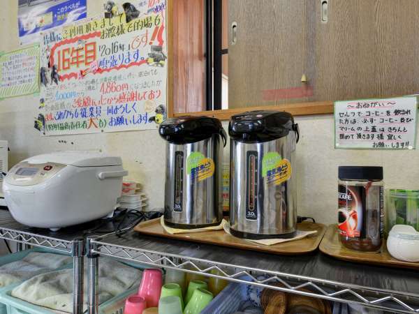 *【館内／娯楽スペース】お茶やコーヒーも無料で提供しています。