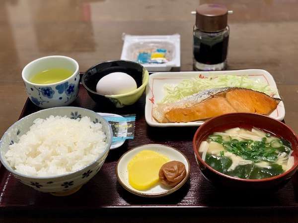 おかあさんが漬けた梅干し、焼きたての魚、具沢山のお味噌汁♪ご飯とお味噌汁はお替り自由です。