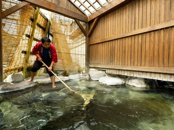  【湯守の手作業】湯もみによって湯花をまんべんなく広げていきます