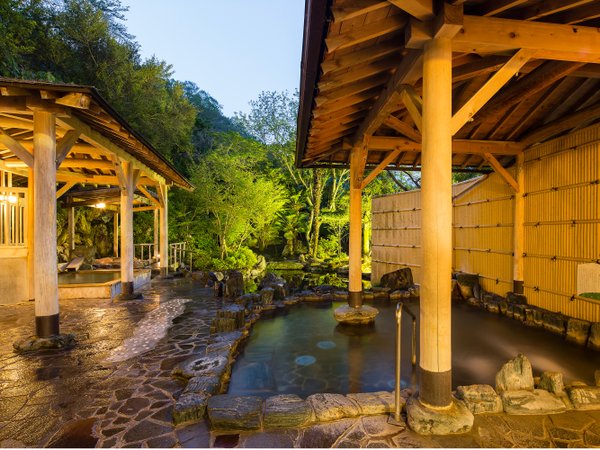 女性専用庭園露天風呂　昼間の景色とは違い夕方の露天風呂もライトアップされキレイです。大阪の温泉旅館