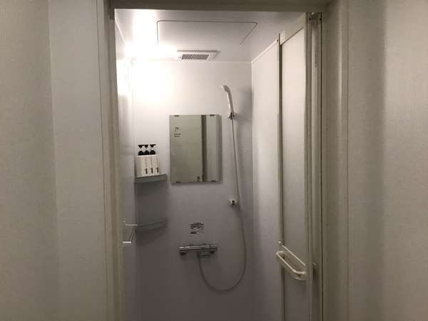 シャワールームは広く、３か所あります。