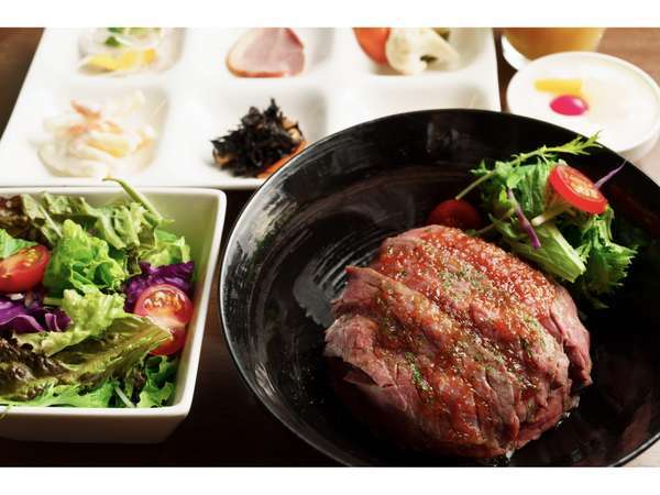【肉キッチン BOICHI】ご朝食の一例：洋食プレート『自家製ローストビーフ丼セット』