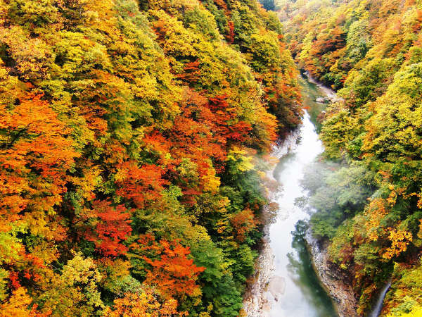#小安峡  深くえぐられた渓谷を彩る紅葉