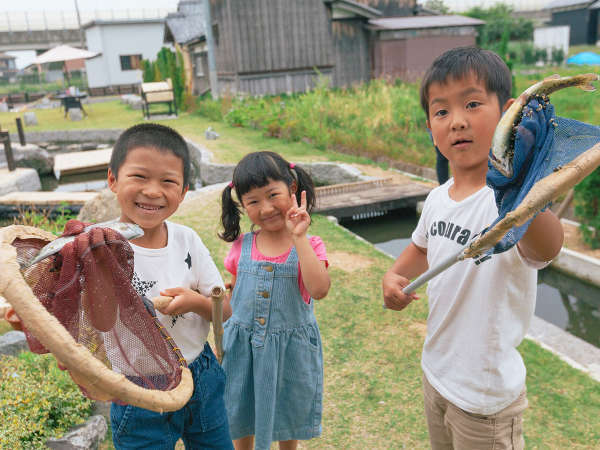 ・当館の水路や池では魚すくいが体験できます。みんな大喜び！