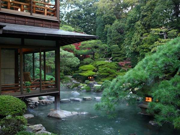 回遊式日本庭園：江戸時代の中期に作庭されたといわれる。維新の史跡が現存