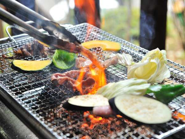 大自然の中での炭焼きバーベキュー。器具（コンロ・鉄板・網・火バサミ）も無料で貸出。