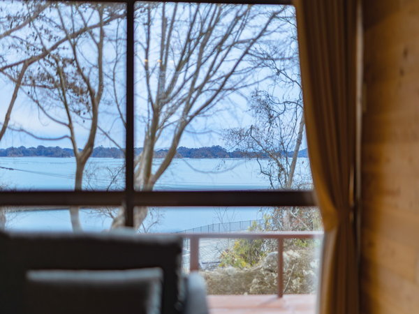 窓からは松島の海が見渡せます。