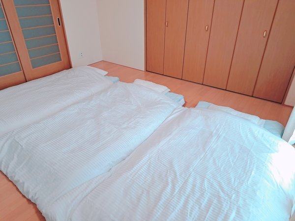 8畳のフローリングの部屋には最大３名様分のお布団がご用意できます。