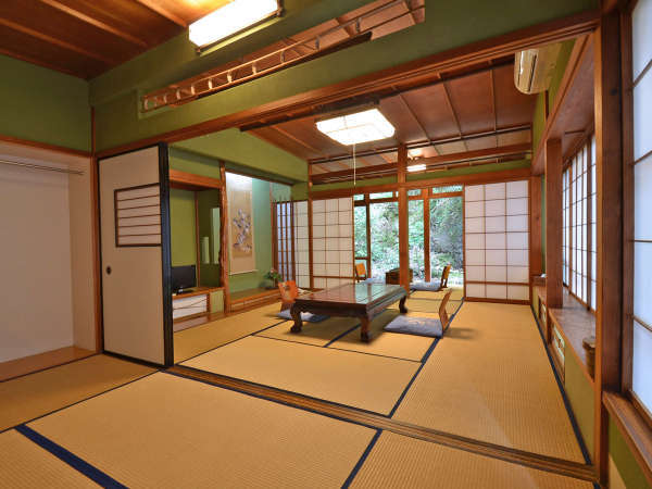 *加賀の伝統色である群青や朱・緑等の壁です。どのお部屋からも緑が楽しめます。