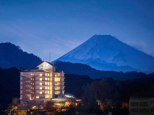 雄大な富士山と夕方の全景写真