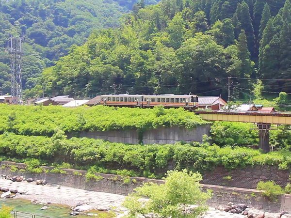 大糸線と貴重なディーゼル車両が見える宿です。