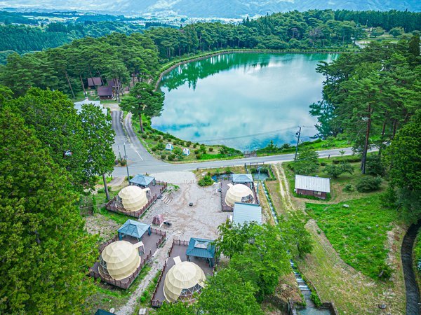 ２つのアルプスと城ヶ池を眺める広大な敷地の中にグランピングドームはたった４棟。ゆったりをした時間を。