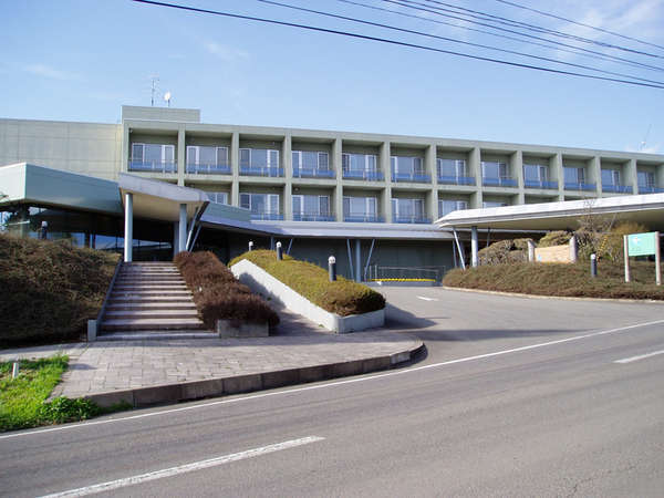 *【外観】秋田空港から車で7分！ゴルフやスポーツ施設に囲まれた多目的宿泊研修施設です。