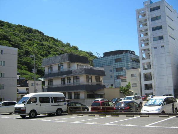 駐車場より阿波踊り会館　ロ－プウエイをのぞむ