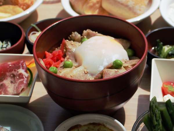 【ご当地メニュー】豚丼は帯広定番の逸品です！！温泉卵をかけて食べるのがおすすめです！