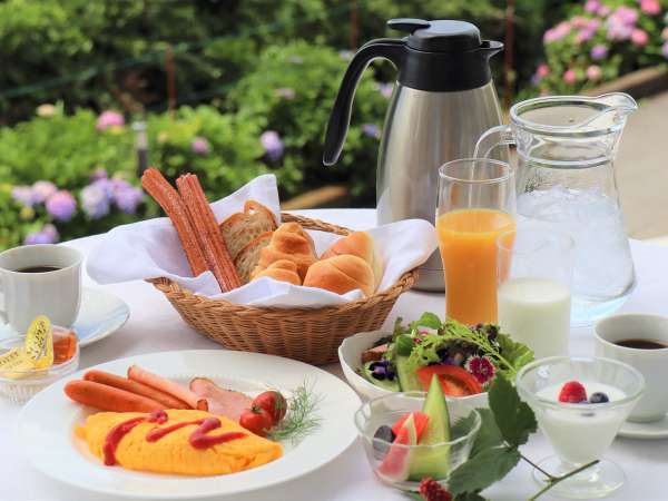 *朝食/色彩にあふれたお野菜やフルーツを 卵のお料理や温かいパンと共にお召し上がりください