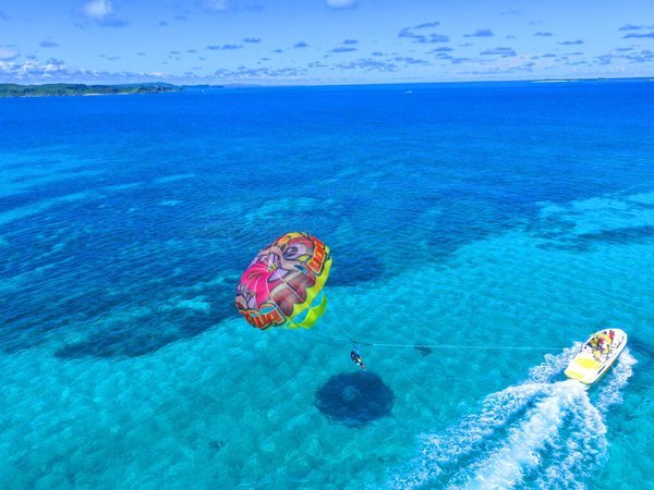 ホテル浜比嘉島リゾートのプラン「一面に広がるうるまブルーの海を眼下に見下ろす空中散歩♪パラセーリング体験付き≪朝食付き≫」