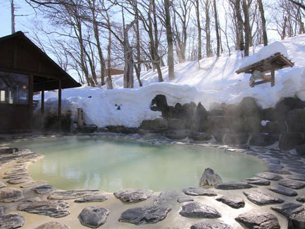 【鬼面の湯】鬼面の湯付近の残雪はGW辺りまで残っています。