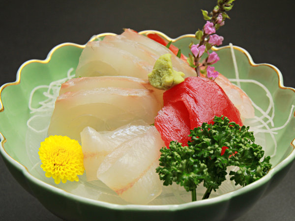 #【ご夕食一例・単品】地元の旬の海の幸を活かした≪正統派の日本料理≫でおもてなし。　