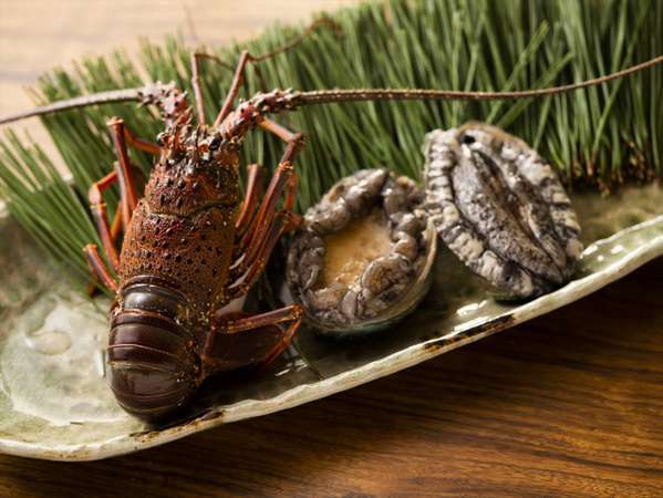 夕食には、新鮮な海の幸を