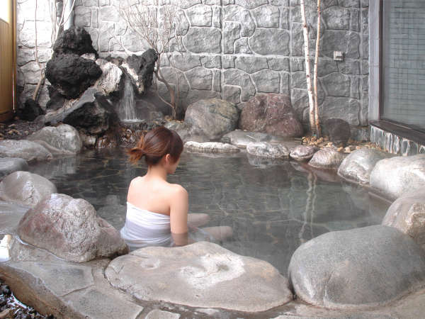 露天風呂一例／北海道の心地よい風を感じてほっとひと息…。お湯は自家源泉の天然温泉！