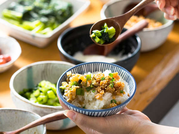 【信州かってめし】ほかほかごはんに、お好みの惣菜をのせて。「自分流」かってめしをどうぞ。