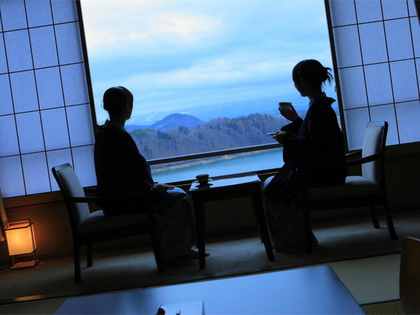 全室が湖側を面し、一つ一つのお部屋から望む風景はそれぞれ違います。