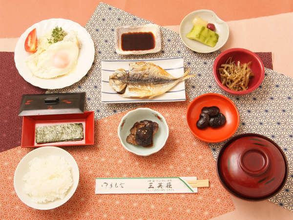 *朝食一例／一皿ずつ手作りされる、やさしい味わいの和食膳で1。