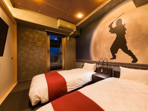【忍者部屋：Ninja Room】忍者をモチーフにした当館に1部屋だけの和洋室「忍び部屋」。1室限定です。
