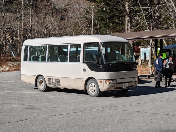 女夫渕より先（スーパー林道）は一般車両は通行できません。加仁湯送迎バスをご利用ください。