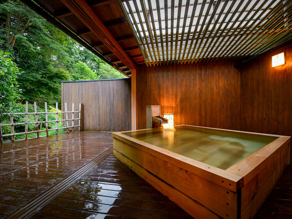【月庭専用】檜造りの半貸切露天風呂＊ごゆっくりどうぞ。