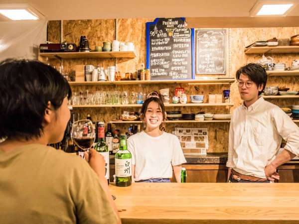 ・1階のCafebarには山梨県産ワインや地酒等、各種取りそろえおります