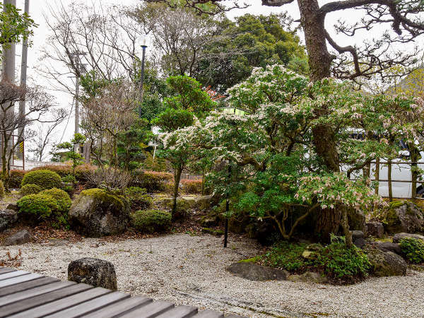 【*庭園】縁側にすわってのんびり庭を眺めて休息。