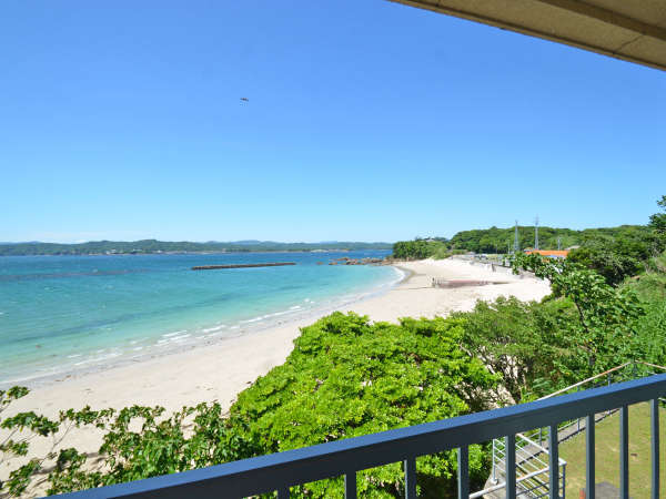 *客室からの眺め《バス・トイレ無》御座白浜ビーチが一望。英虞湾の島々や対岸の志摩半島も。