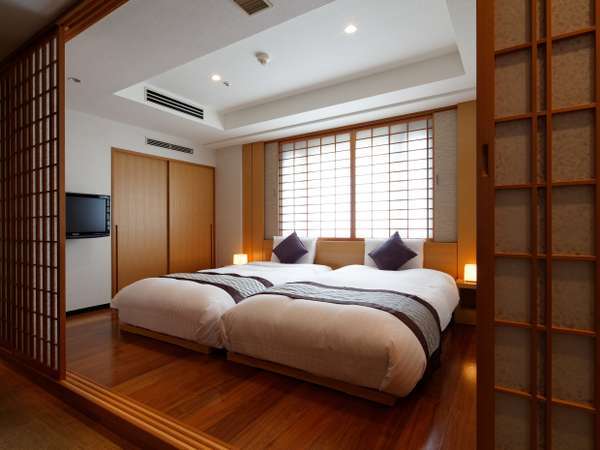 【デラックス】京都らしいデザインの客室に合わせて、高さを抑えたベッド