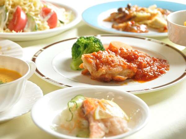 【ご夕食一例】前菜（オードブル）/スープ/魚料理/肉料理/ライス/デザート/温かい珈琲または紅茶