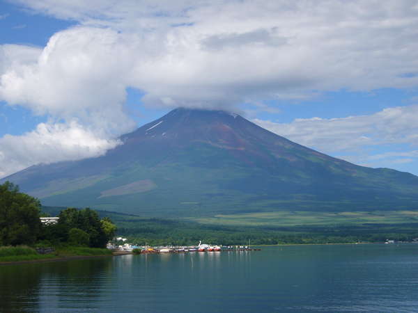 富士五湖で一番大きな湖、山中湖。夏の頃の富士山♪