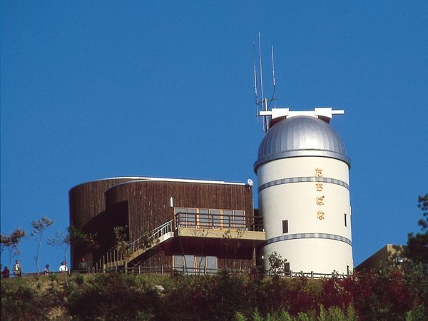 ＜天文台＞当館より徒歩10分　大型望遠鏡ドームでプラネタリウムや季節のイベントを開催しております