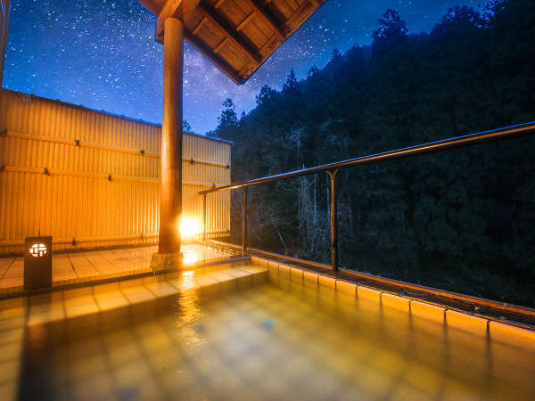 【貸切露天】美山川のせせらぎと夜景のコラボは、まさに“癒しの空間”