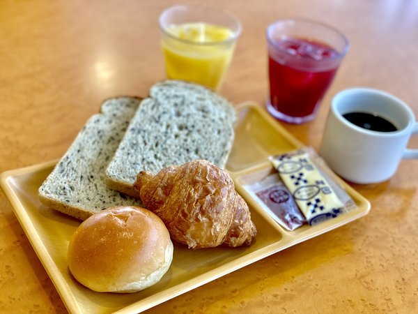 ささやかですが、無料の簡易パン朝食を提供中です。ドリンクやスープもお召し上がりください